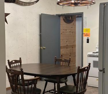 Chariton Hostel | Country Cabins Hotel
