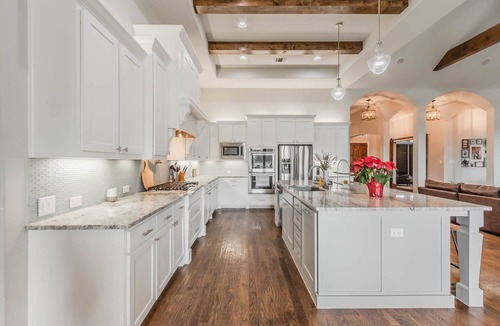 Lucas House | Country charm & close to it all! Sleeps 16+! Sky high ceilings & exposed beams!