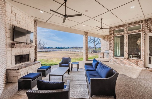 Lucas House | Country charm & close to it all! Sleeps 16+! Sky high ceilings & exposed beams!