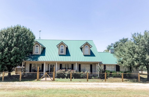 Fort Worth House | Country Charm with City Convenience!