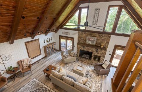 Wolf Creek House | Country Chateau w Hot Tub Near Wine Trail