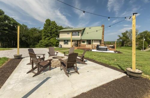 Wolf Creek House | Country Chateau w Hot Tub Near Wine Trail