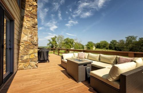 Wolf Creek House | Country Chateau w Hot Tub Near Wine Trail