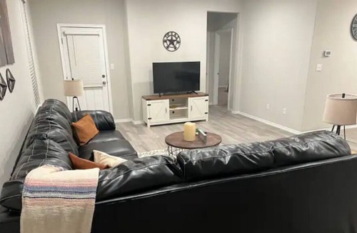 Wetmore House | Country Chic 4 BR Guesthouse + Free WiFi