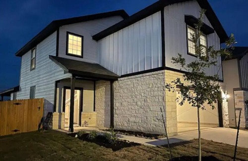 Wetmore House | Country Chic 4 BR Guesthouse + Free WiFi