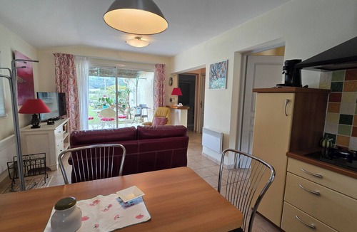 Montsegur-sur-Lauzon Apartment | Country cottage with garden