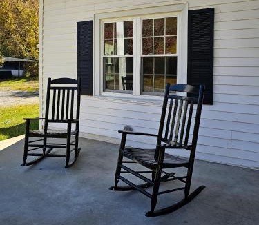 Red Boiling Springs House | Country Colonial Retreat
