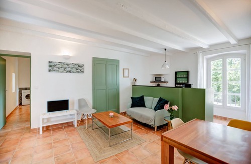 Pont-Saint-Esprit Apartment | Country cottage with all the comforts of a flat