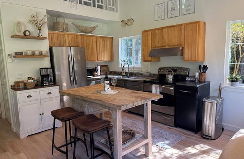 Rollingbay House | Country Cottage on 2.5 green acres 10 min from Ferry