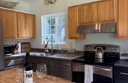 Rollingbay House | Country Cottage on 2.5 green acres 10 min from Ferry