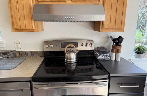 Rollingbay House | Country Cottage on 2.5 green acres 10 min from Ferry