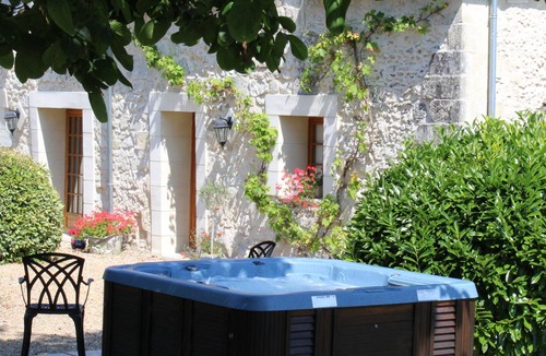Noyant-Villages Cottage | Country cottage with private terrace and jacuzzi
