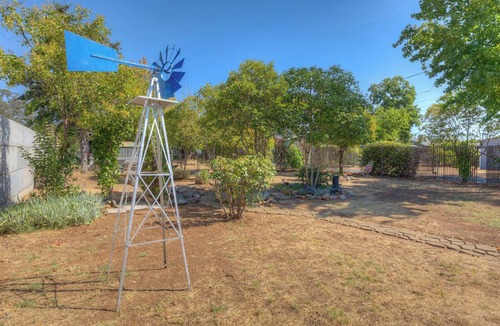 Oroville House | Country Cottage-1/4 acre fenced/gated, lots of parking, huge outdoor patio/yard