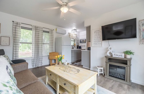 Potosi House | Country Cottage By the Pool-Abilene, Texas, King bed, Kitchen