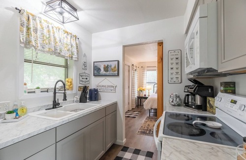 Potosi House | Country Cottage By the Pool-Abilene, Texas, King bed, Kitchen