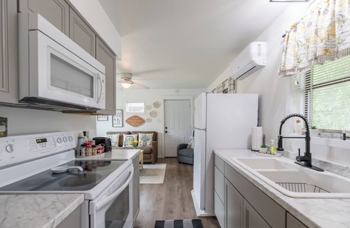 Potosi House | Country Cottage By the Pool-Abilene, Texas, King bed, Kitchen