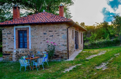 Santa Colomba de Somoza House | Country House 'La Casina De La Fuente' with Private Garden and Wi-Fi