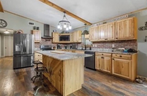 Albany House | Country Escape with Pool, Fire Pit + 3 Acres