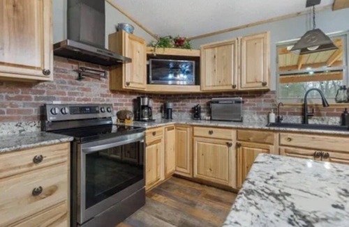 Albany House | Country Escape with Pool, Fire Pit + 3 Acres