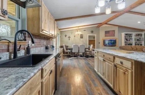 Albany House | Country Escape with Pool, Fire Pit + 3 Acres