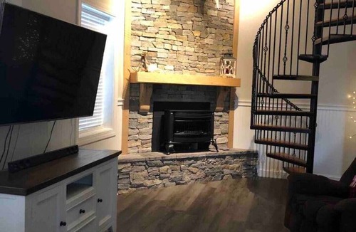 Brewer House | Country Farmhouse | Large Parking 4 bed/2 bath