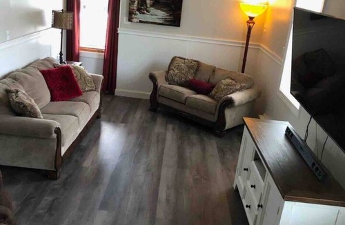 Brewer House | Country Farmhouse | Large Parking 4 bed/2 bath