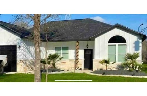 Bastrop House | Country feel in this open plan 3 bed/2 bath home.