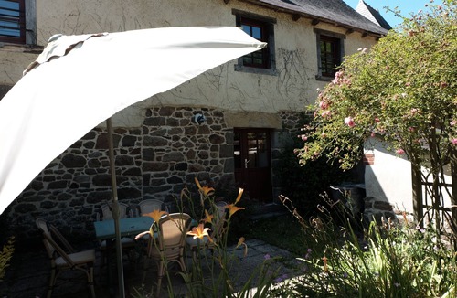 Saint-Brieuc-des-Iffs House | Country gîte in the heart of an old farmhouse