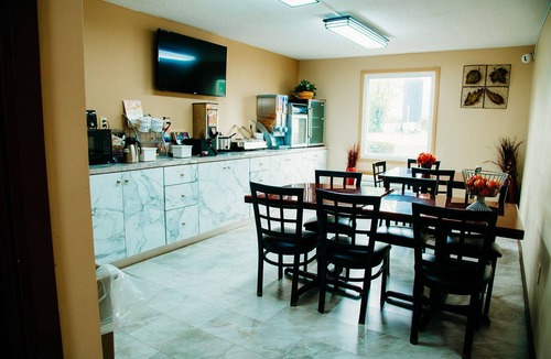 Benton Hotel | Country Garden & Suites