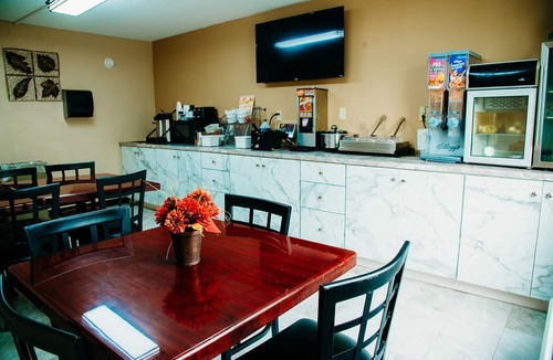 Benton Hotel | Country Garden & Suites