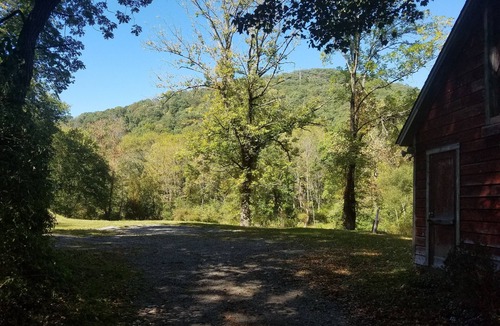 Town of Ramapo House | Country getaway with spectacular pond and mountain views