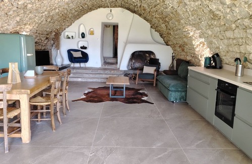 Creissels House | Country gîte in the heart of the Larzac region, with breathtaking views of the Millau Viaduct.