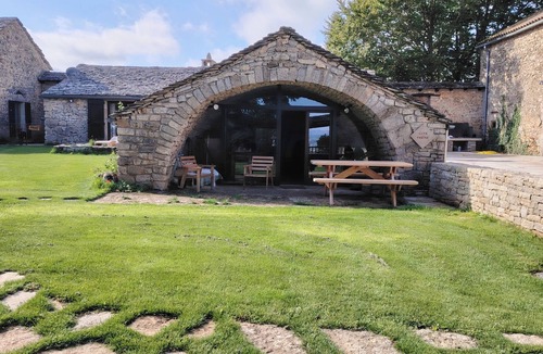 Creissels House | Country gîte in the heart of the Larzac region, with breathtaking views of the Millau Viaduct.