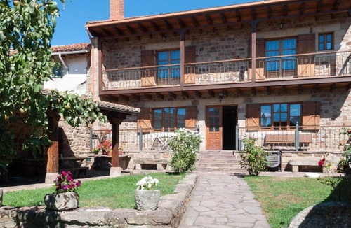 Barruelo de Santullan House | Country House 'Vielba' with Mountain View, Private Terrace and Wi-Fi