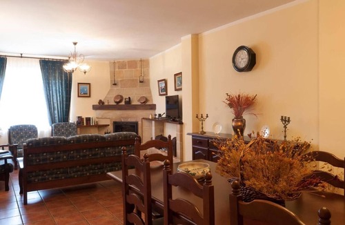 Barruelo de Santullan House | Country House 'Vielba' with Mountain View, Private Terrace and Wi-Fi
