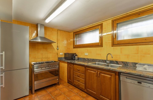 Santa Maria de Besora House | Country House 'Cisquet' with Mountain View, Shared Pool and Wi-Fi