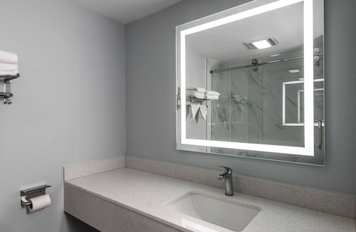 Forest Park Hotel | Country Hearth Inn & Suites