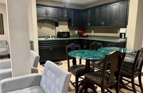 Gracewood Hostel | Country Hearth Inn & Suites Augusta