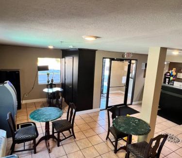 Gracewood Hostel | Country Hearth Inn & Suites Augusta