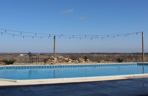 Kaufman County House | Country hilltop retreat on 10 acres with a pool and hot tub