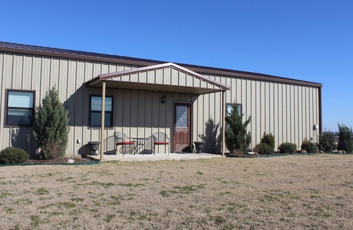 Kaufman County House | Country hilltop retreat on 10 acres with a pool and hot tub