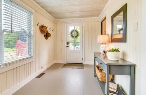 Janesville House | Country Home Near EIU & Lake Charleston!