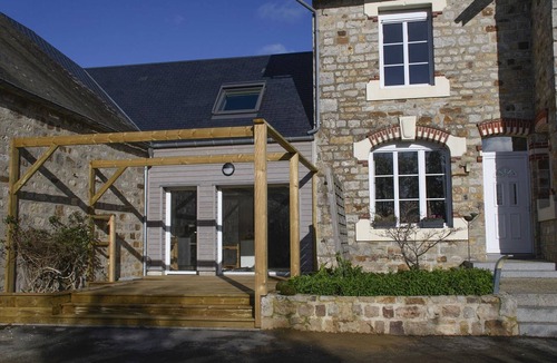 Domfront en Poiraie Cottage | Country house, pets on request - 4 guests