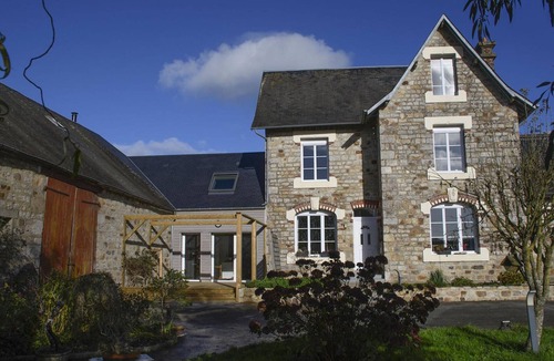 Domfront en Poiraie Cottage | Country house, pets on request - 4 guests
