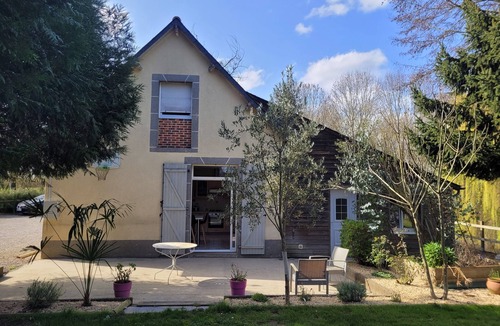 Beaulieu-sur-Oudon House | Country house with pond