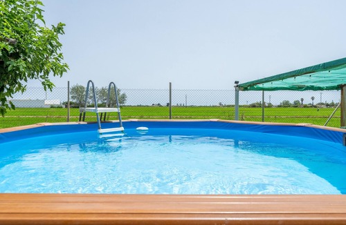 Deltebre House | Country House 'Benjamin' with Lake View, Private Pool and Wi-Fi