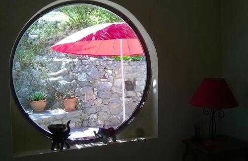 Brissac House | Country house between vineyards, scrubland and river.