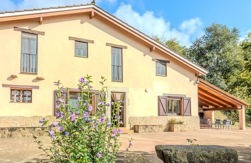 La Vall d'en Bas House | Country House 'Can Mestrehumà' with Private Pool, Private Terrace and Private Garden