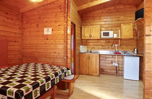 Hornos House | Country House 'Cabaña De Madera 2' with Mountain View, Shared Pool and Air Conditioning