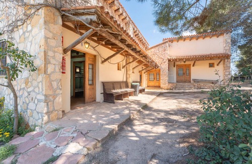Sinarcas Cabin | Country House 'Cabañas Rusticas 6' with Mountain View, Shared Pool and Wi-Fi